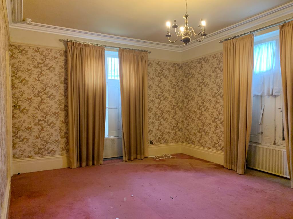 Lot: 70 - FOUR STOREY PROPERTY WITH POTENTIAL - Living room with boarded up windows requiring improvements
